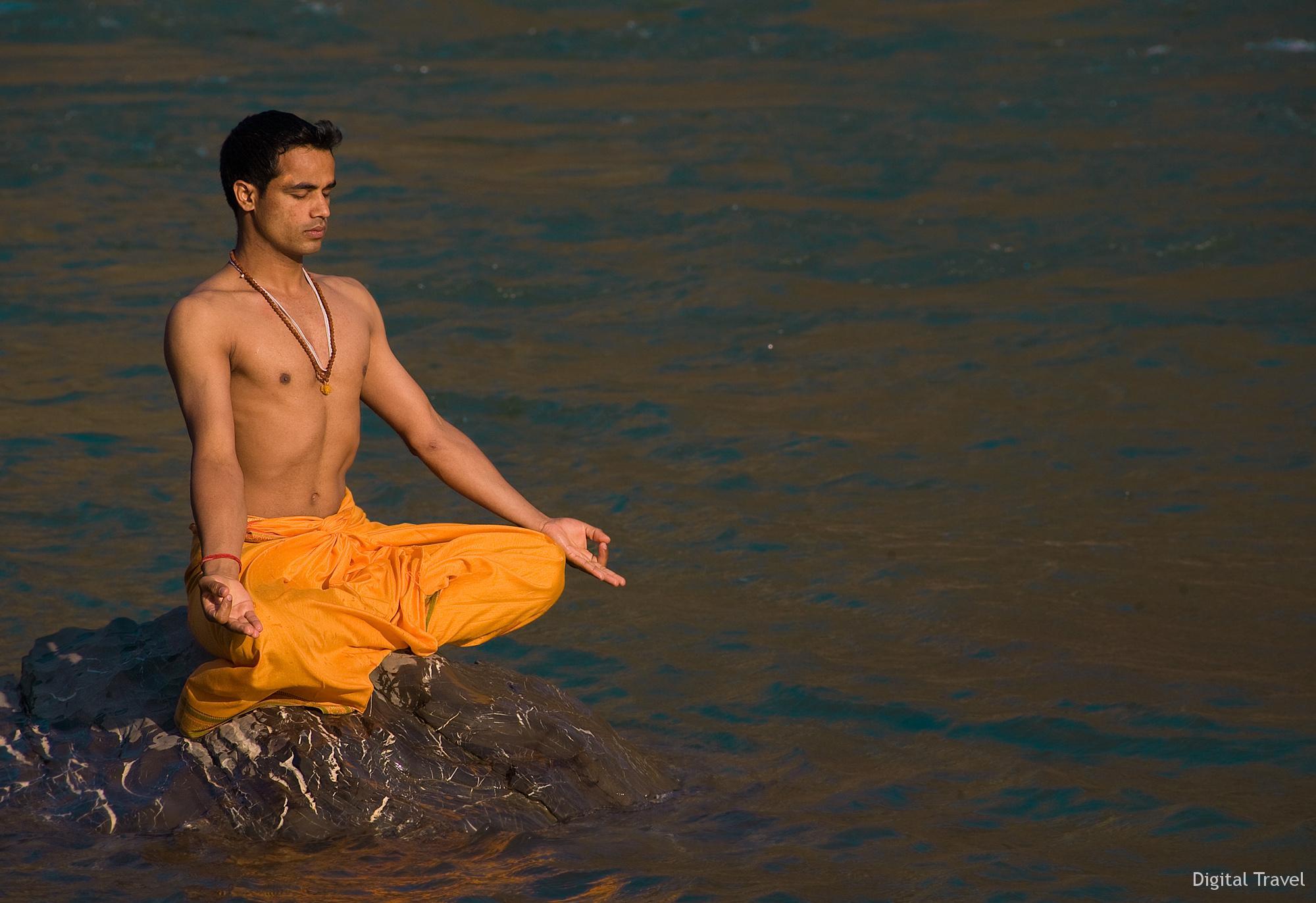 Кто такой йог. Йоги Индии. Йога индус. Индус медитирует. Индус медитация.